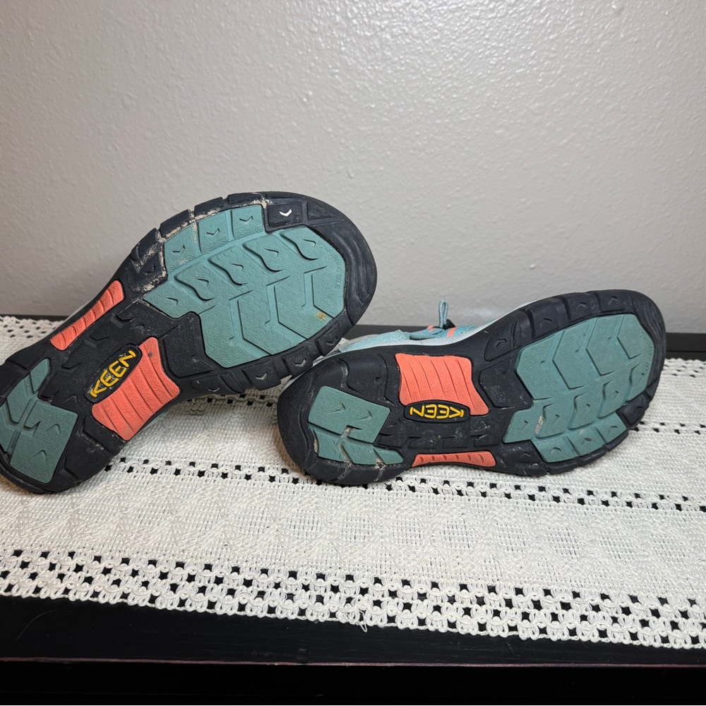 Keen Women’s Teal and Black Outdoor Sandals - Picture 7 of 7